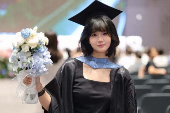 泰山女球迷毕业典礼上演莫伊塞斯庆祝:喜欢泰山10年,最喜欢大雷