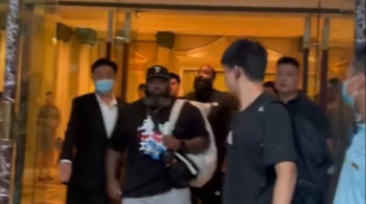  哈登中国行一身唐装出镜🤣强壮的保镖走前头非常抢镜