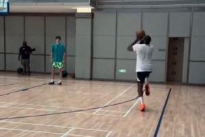 又练单脚漂移三分?哈登中国行期间不忘打磨独门绝技🏀