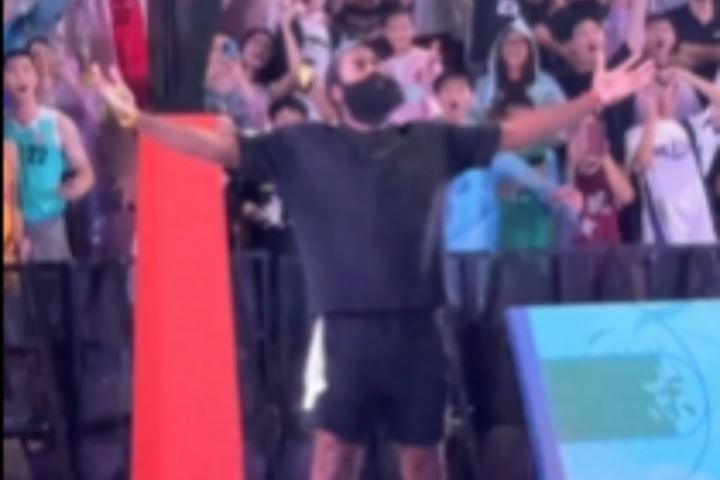 优质偶像🤩!哈登中国行拒绝打伞冒雨签名 戴上斗笠还挺萌的